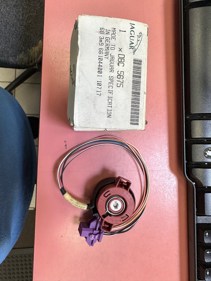 New Genuine OEM IGNITION SWITCH FOR JAGUAR XJ6 & XJ12 (DBC5675) original  NEW OLD STOCK O.E.