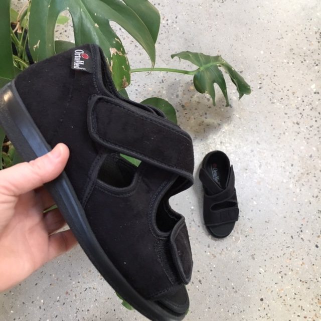 OrtoMed sandal med kardborreband och hälkappa